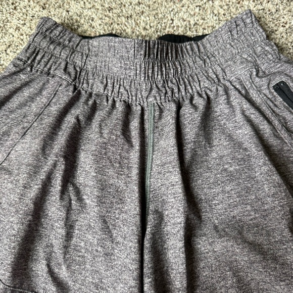 LuluLemon High-Rise Heathered Graphite Grey Hotty Hot Shorts size 4 like new - Picture 3 of 14